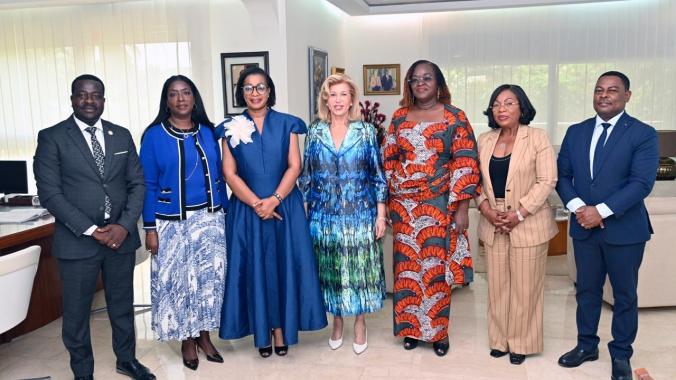 Dominique Ouattara (4e à partir de la gauche) a longuement et chaleureusement échangé avec une délégation de Tidjan Thiam, président du Pdci-Rda.