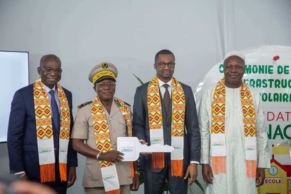 Abdoulkarim Ouattara et des représentants de localités bénéficiaires ont immortalisé le moment. (Ph. DR)