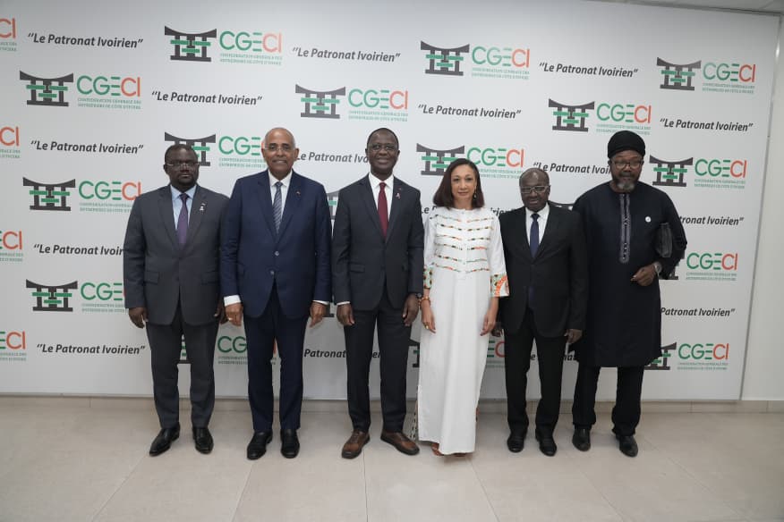 Patrick Achi (2e à partir de la gauche) a débattu avec les acteurs du secteur privé.