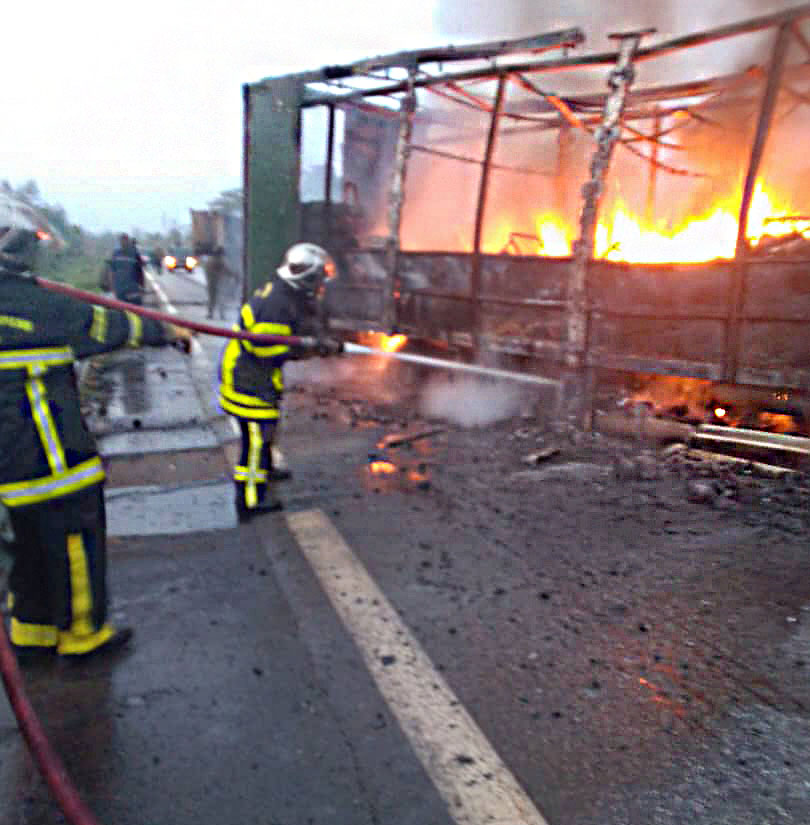 Les secours n’ont pas pu sauver des camions en feu.