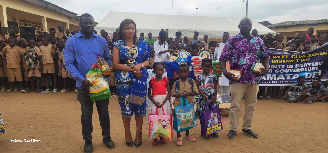 Les élèves ont reçu des vivres et des kits scolaires.