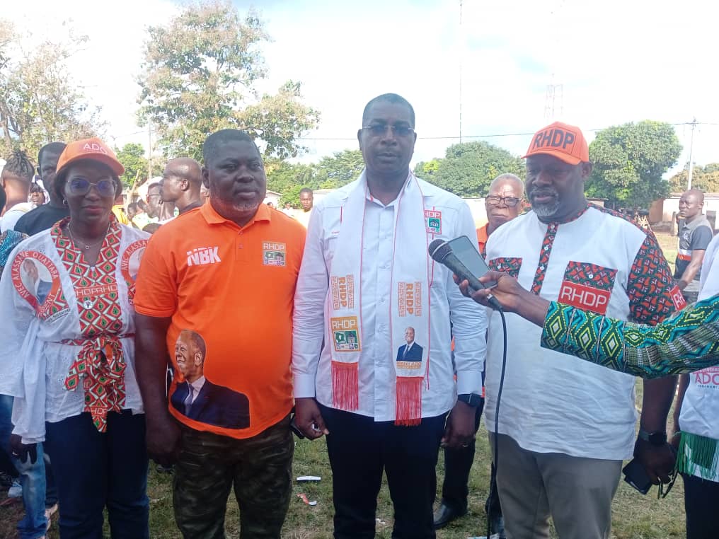 L’émissaire de Souleymane Diarrassouba (écharpe au cou) a sensibilisé ses ‘’parents’’ de N’Debo. 