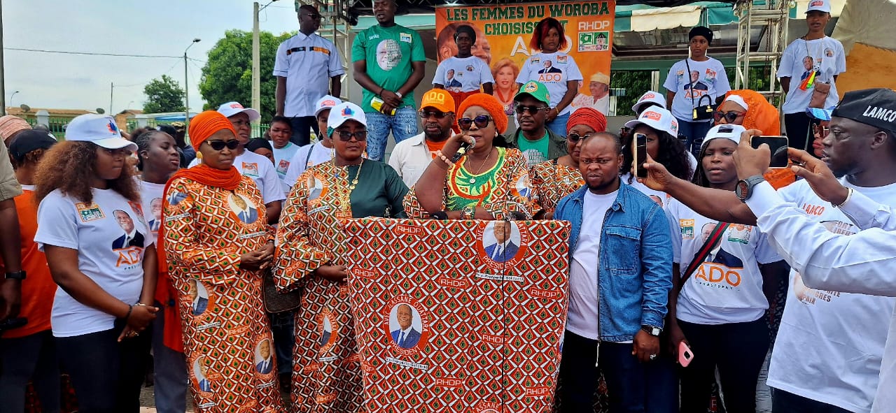 Dr M’Bahia Maférima (au pupitre) a assuré du soutien des femmes du Worodougou à Ouattara. 