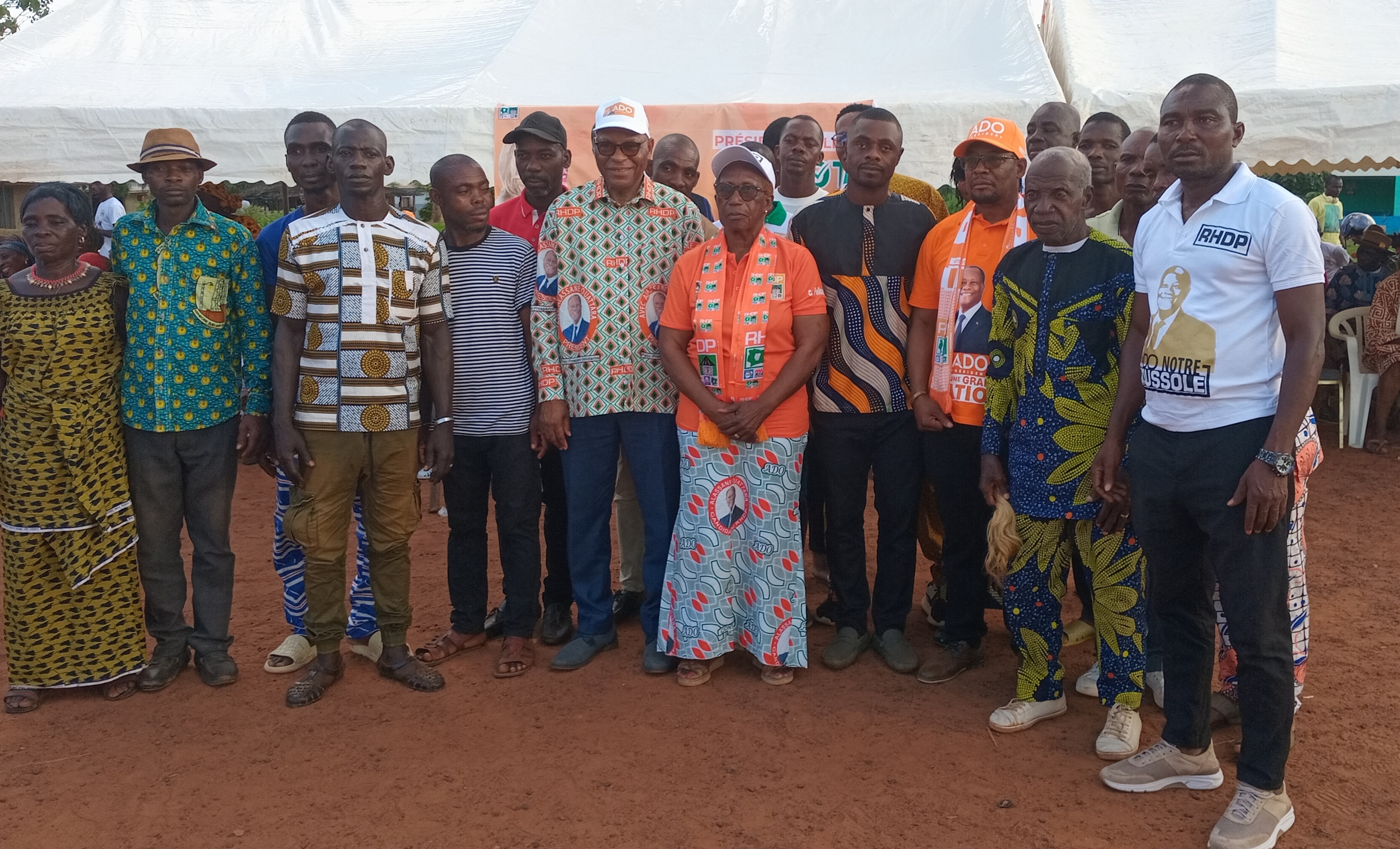Colette Pellaud (en casquette, au centre) a exhorté ses parents de Niaprahio et du Grand Guibéroua à voter massivement pour Ouattara.