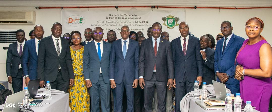 Les officiels et les participants à l’issue de la cérémonie inaugurale.
