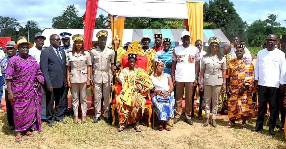 Le nouveau chef intronisé a reçu son parchemin.