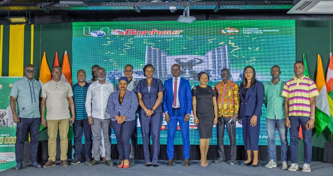 Check Oumar Diarra (au c.) a fait savoir que la Côte d’Ivoire a bénéficié en 2016 d’un centre de santé. (Ph. DR)