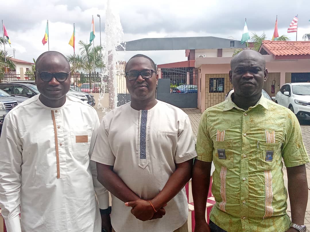 Mainza Mugoya (au centre) et ses collaborateurs, Sifolo Coulibaly (à gauche) et Adou Kramogo (à droite), ont présenté le Rapport Tasai 2024. (Ph. DR)