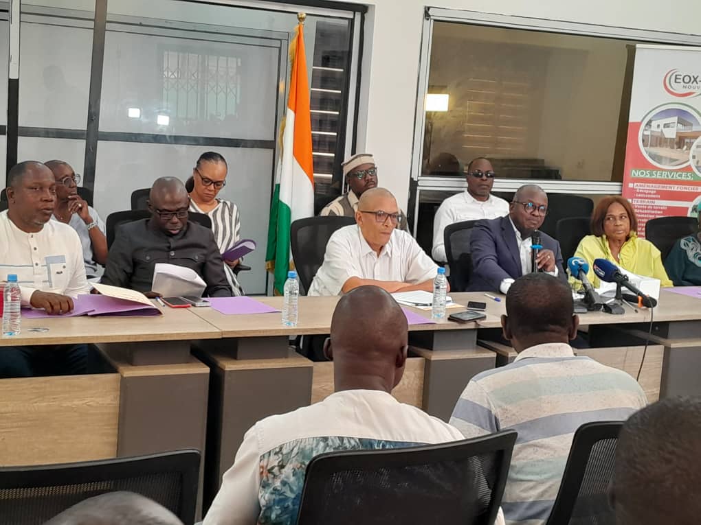 Les acquéreurs lors de la conférence de presse.