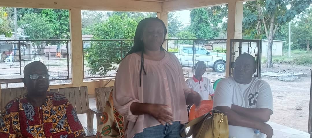 Kouassi Allomo Flore Faitay (debout) s’est entretenu avec ses hôtes. 