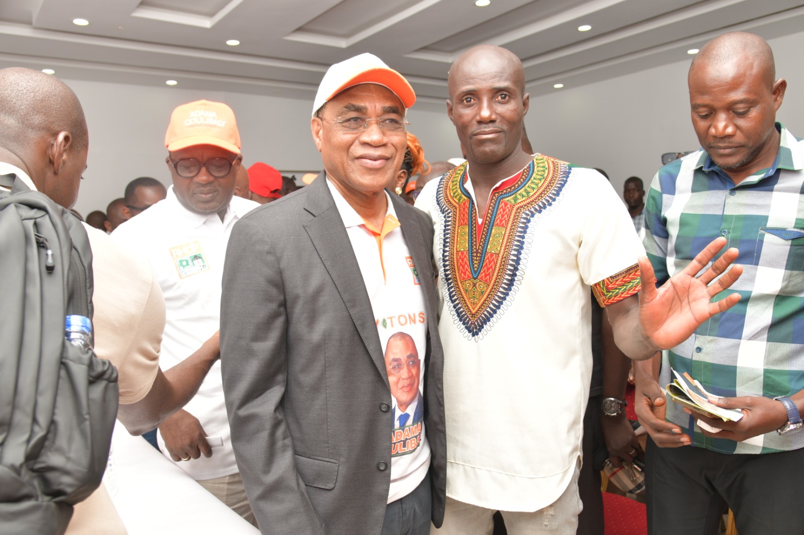 Adama Coulibaly (en casquette, devant) a communié avec des forces vives. 