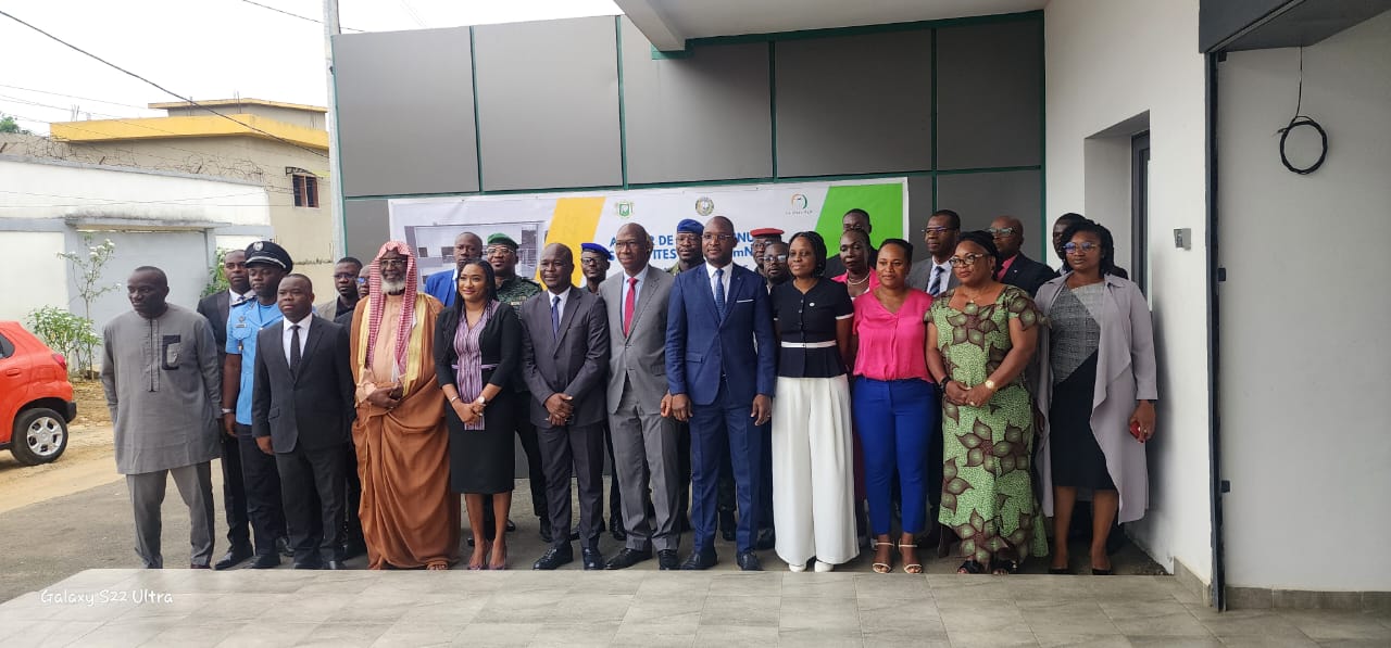 Aboubacar Diakité (6e à partir de la droite) a ouvert l’atelier annuel de revue des activités 2025 de la Comnat-Alpc.