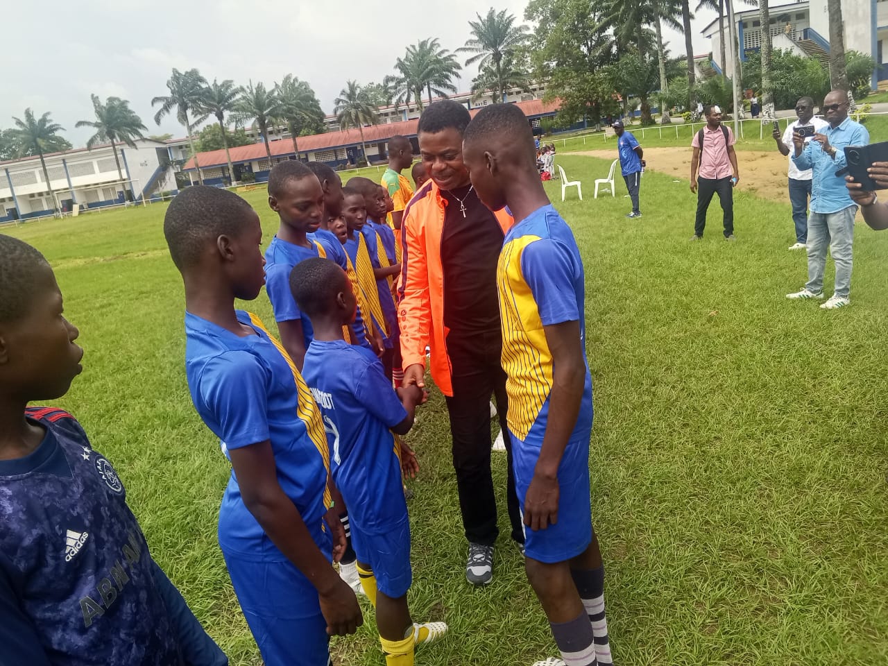 Le Dvs se faisant présenter des acteurs. 