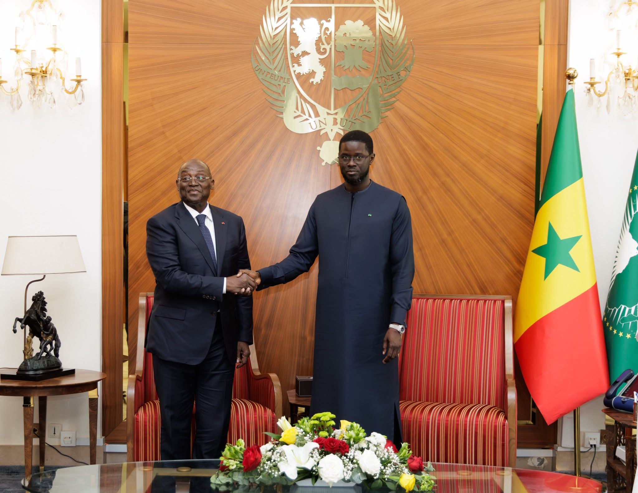 Tiémoko Meyliet Koné (à gauche) a porté le message d’Alassane Ouattara à son homologue sénégalais. 