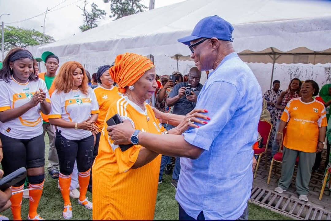 Amy Toungara (ici aux côtés du maire Amichia) a été très applaudie par les participantes au match de gala (Ph : DR)