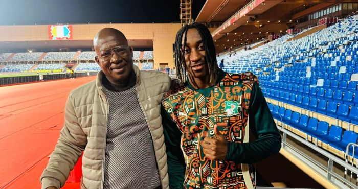 Désiré Bamba (à gauche) est fier du parcours de Yan Diomandé.