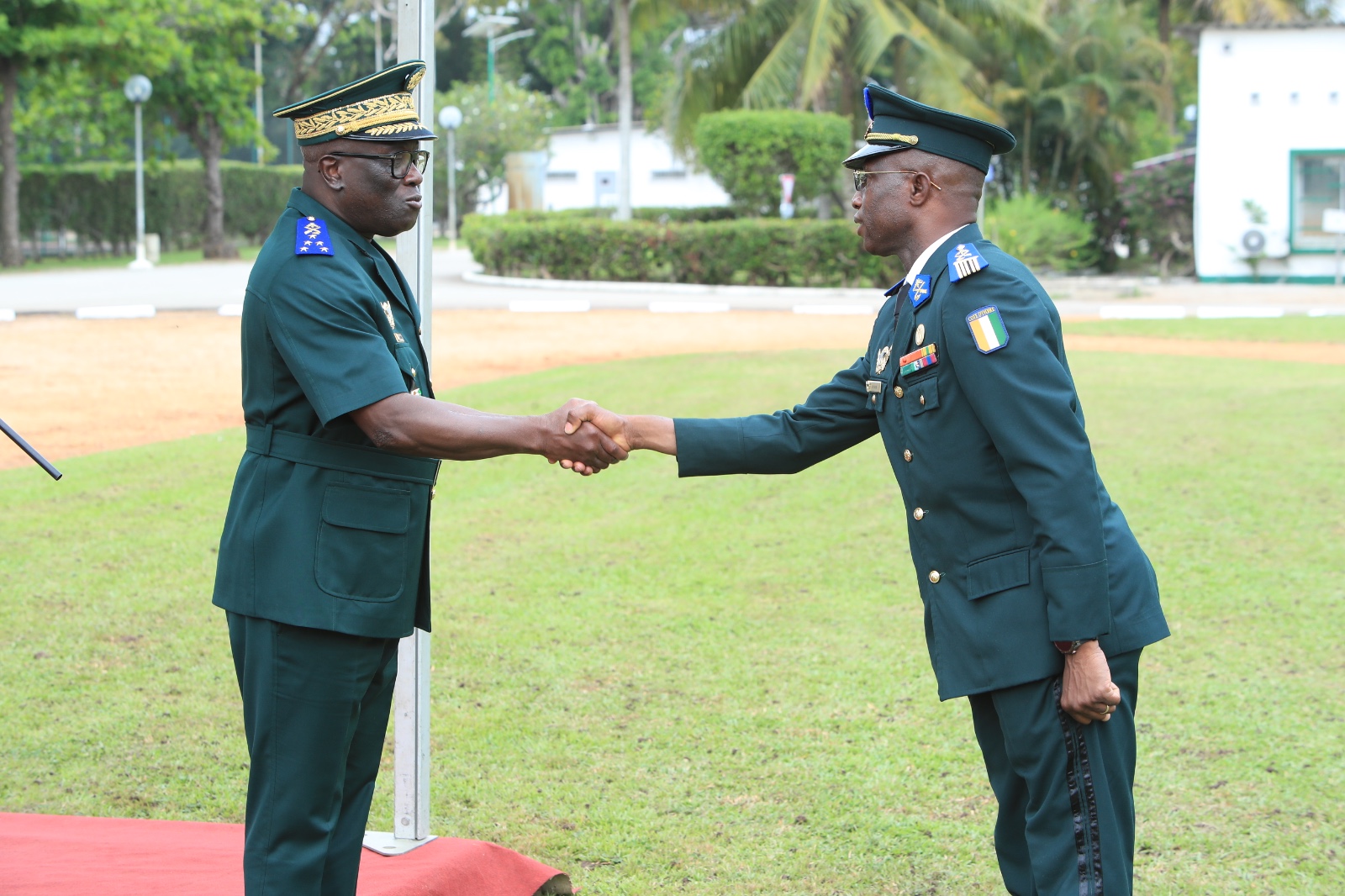 Lassina Doumbia (à gauche) a installé le colonel Koupé Silué.