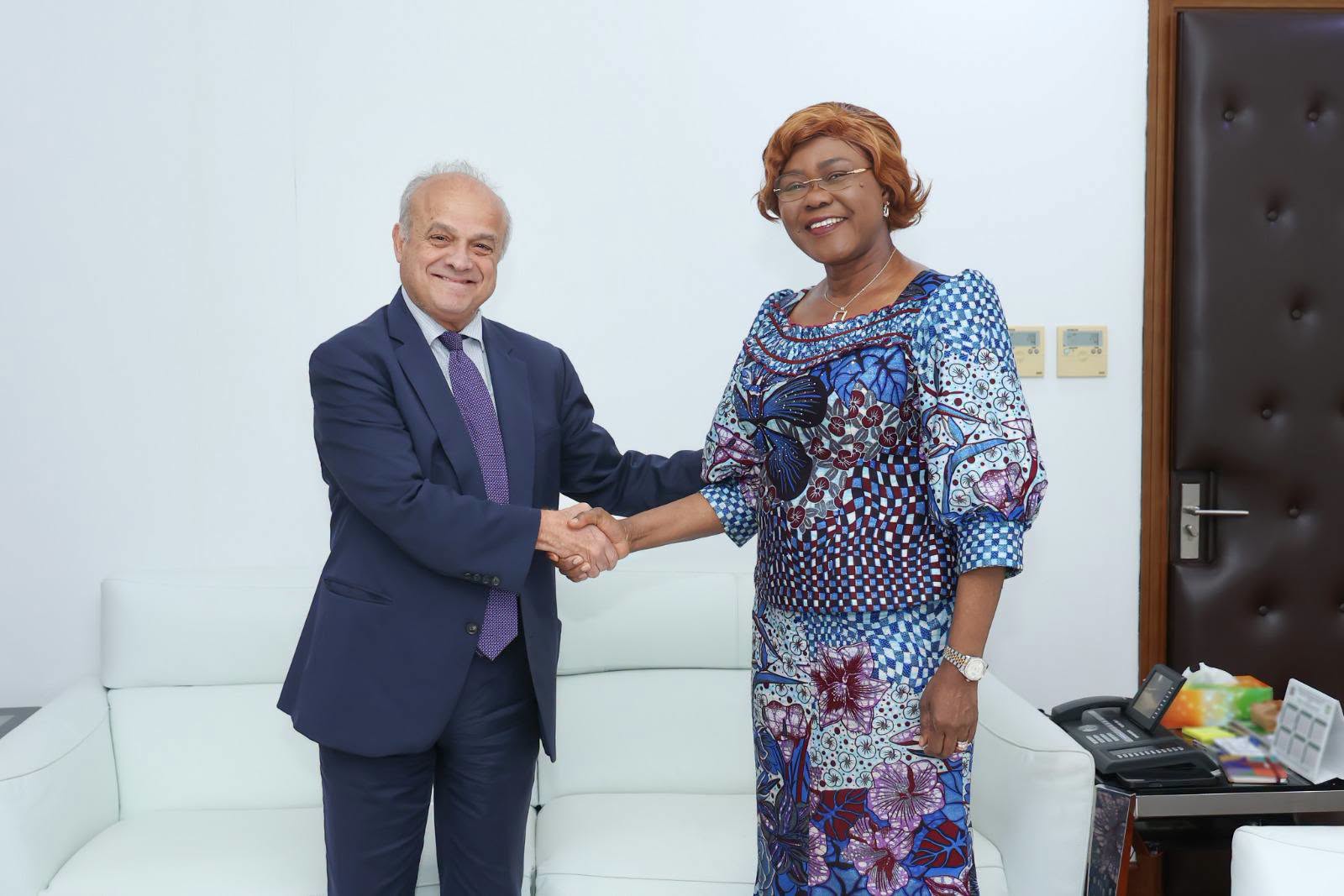 Sourires et salutations traduisant la complicité affichée entre Nialé Kaba (à droite) et Jean-Christophe Belliard. 
