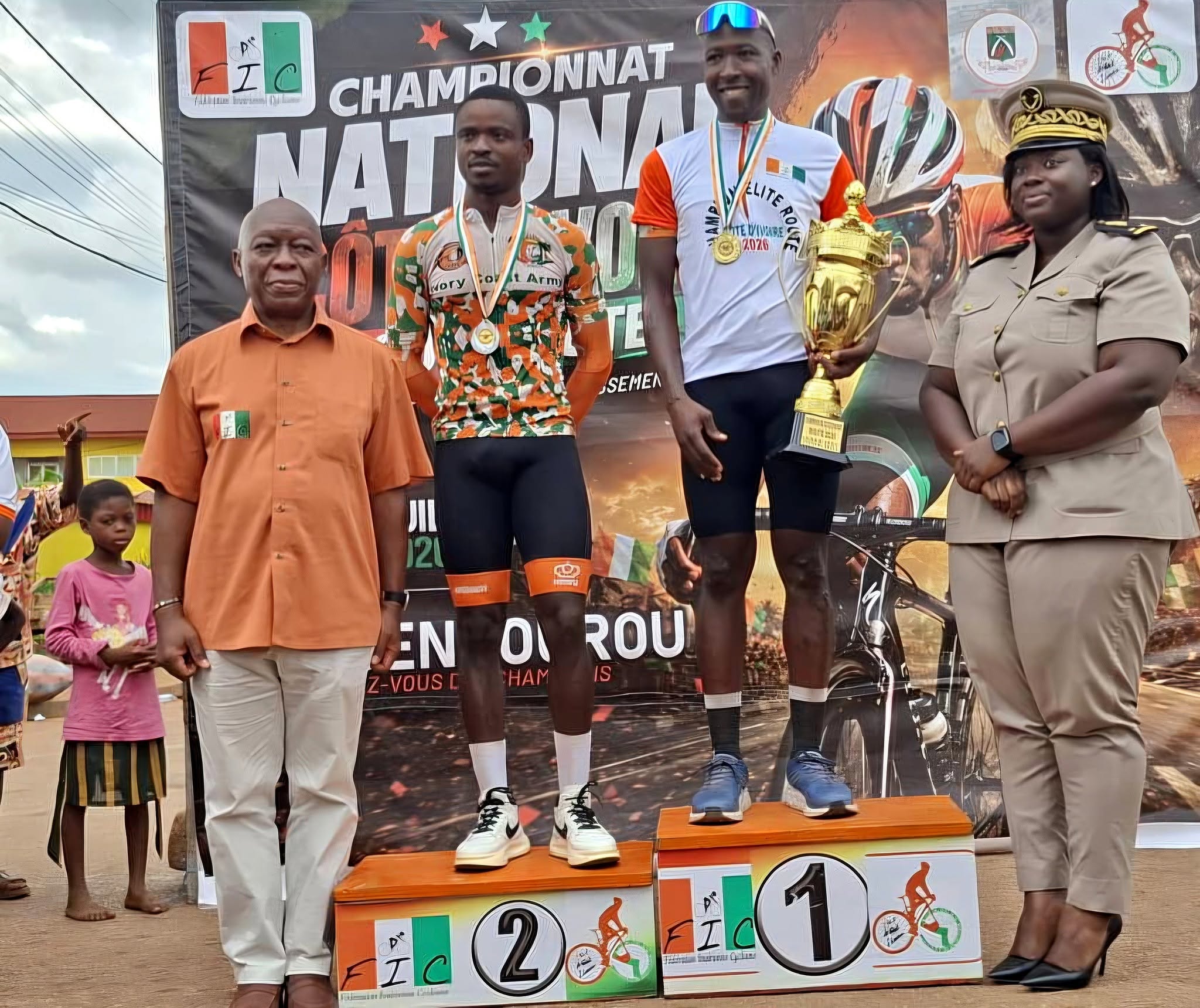 Le nouveau champion de Côte d’Ivoire, Cissé Issiaka (2e à partir de la gauche), posant fièrement avec son trophée.