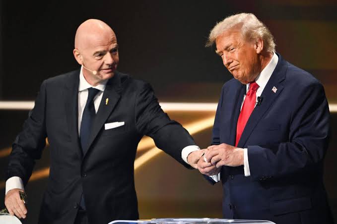 La Fifa et Gianni Infantino (à gauche) sont pris dans le tourbillon de cette affaire de carton rouge annulé de Folarin Balogun.