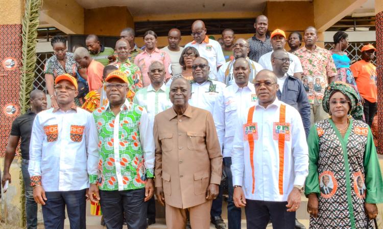 According to Jeannot Ahoussou (centered on the first line), the one and only father of the “12 labors of the African elephant” is named Henri Konan Bédié and no one else.