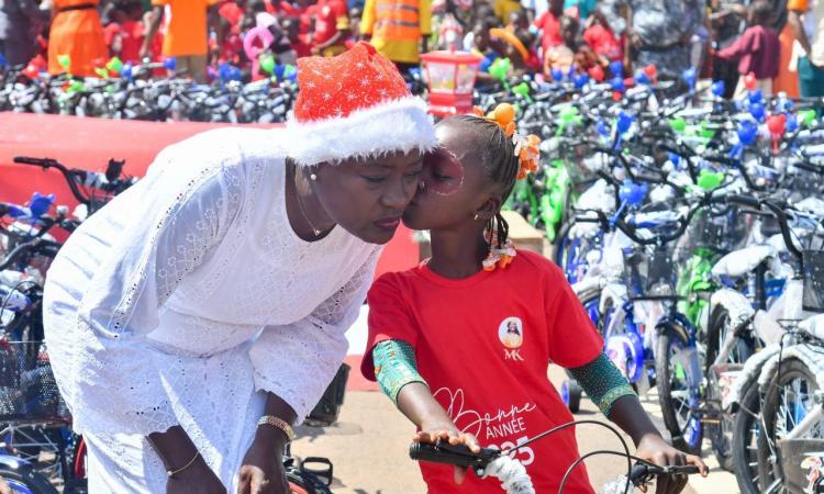 One of the best students of the past school year received her prize from the minister. (Ph. DR)