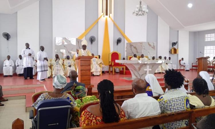 Fidèles et autorités aux côtés de l’archevêque Jean Jacques Koffi Oi Koffi.