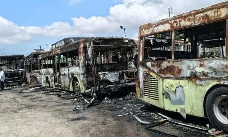 Des bus calcinés à la gare Sotra de Koumassi. (Ph. DR)