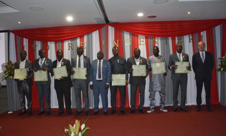 Des récipiendaires immortalisant l'instant avec leurs médailles et parchemins.