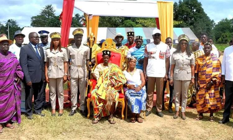 Le nouveau chef intronisé a reçu son parchemin.