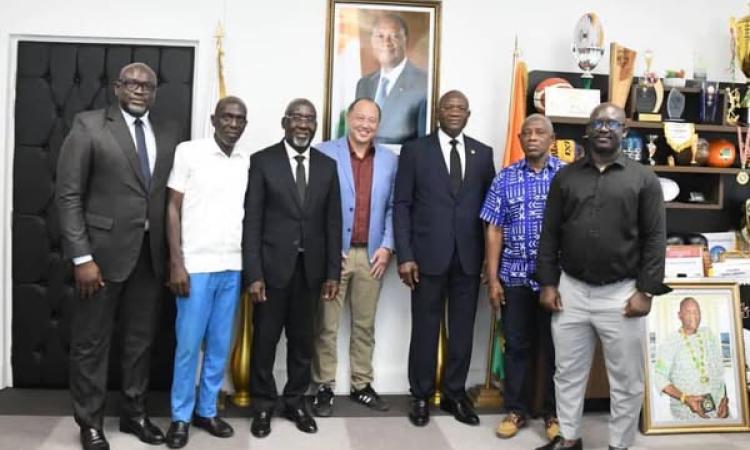 Adjé Silas Metch (3e à partir de la dr,) a invité les dirigeants de la Five à offrir des qualifications à la Côte d'Ivoire. (Ph. DR)  