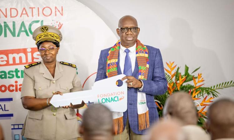 Dramane Coulibaly remettant une clé à la représentante d’une localité bénéficiaire. (Ph. DR)