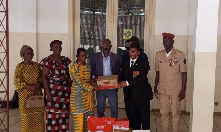 Cette cérémonie de remise de dons rappelle que la stabilité nationale de la Côte d’Ivoire se construit aussi par la reconnaissance des sacrifices du passé. (Ph. DR)