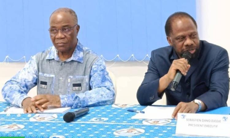 Sébastien Dano Djédjé, président exécutif du Ppa-Ci (au micro), a présidé cette réunion en présence du patron du secrétariat général, Jean-Gervais Tchéidé.  (Ph. DR)