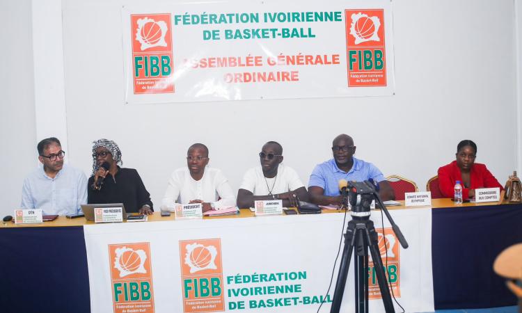 Le président Moussa Diarra (3e de g. à d.) a remercié l’ensemble des membres pour la confiance renouvelée au comité directeur. (Ph : DR)