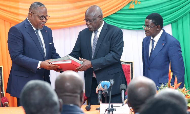 : Ibrahime Coulibaly-Kuibiert (à gauche) a reçu les dossiers afférents à ses nouvelles charges. 