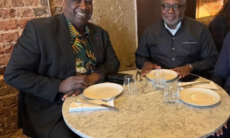 Malick Tohé (à droite) ici en compagnie de l'ambassadeur Aly Touré.