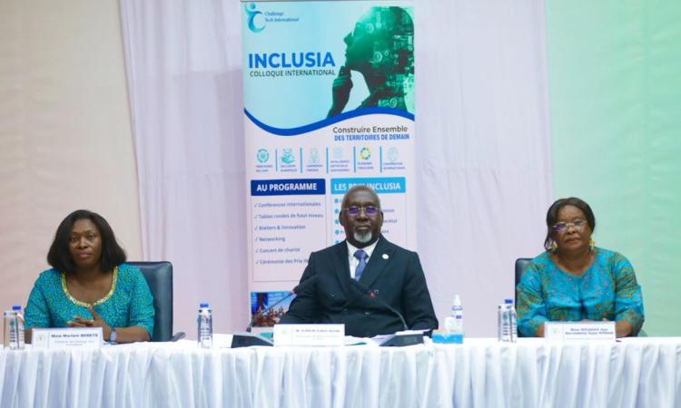 Alcide Djédjé (au centre) a représenté Kandia Camara à cette occasion. 