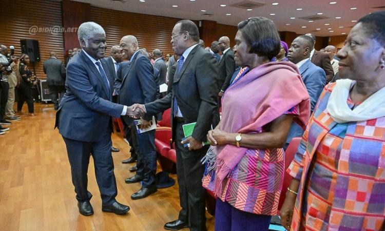 : Le Premier ministre saluant les responsables de l’opposition invités.