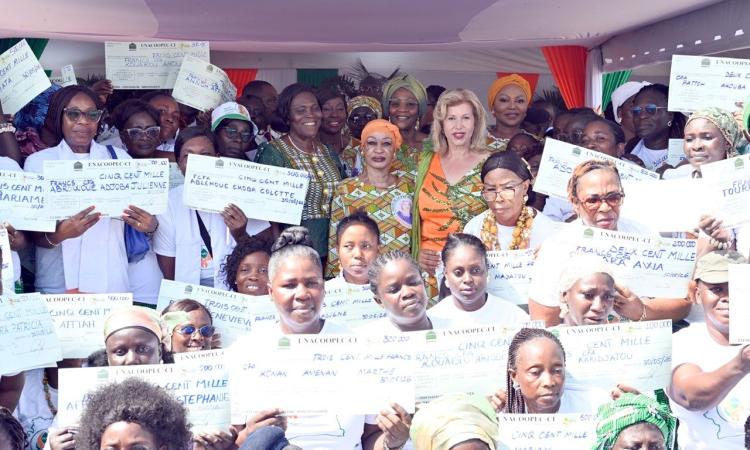 Dominique Ouattara a traduit le vivre ensemble en associant les ex-Premières dames Henriette Bédié et Simone Gbagbo à la fête des mères dans le Sud-Comoé.