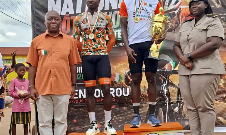 Le nouveau champion de Côte d’Ivoire, Cissé Issiaka (2e à partir de la gauche), posant fièrement avec son trophée.