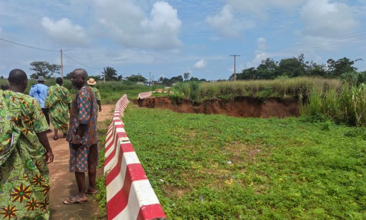Le ravin, creusé par les eaux de ruissellement, progresse dangereusement vers l'unique voie d'accès au village d'Elokato.