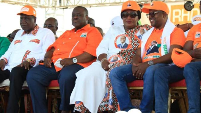 Ahoua N’Doli (à l’extrême gauche) et son équipe ont travaillé ensemble jusqu’à la victoire.