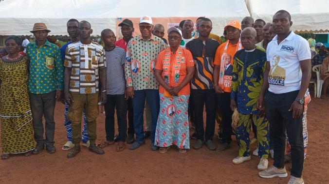 Colette Pellaud (en casquette, au centre) a exhorté ses parents de Niaprahio et du Grand Guibéroua à voter massivement pour Ouattara.