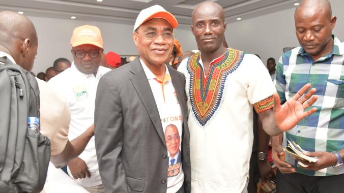 Adama Coulibaly (en casquette, devant) a communié avec des forces vives. 