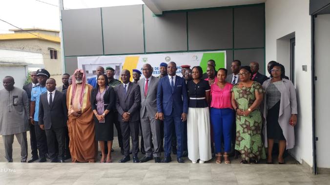 Aboubacar Diakité (6e à partir de la droite) a ouvert l’atelier annuel de revue des activités 2025 de la Comnat-Alpc.