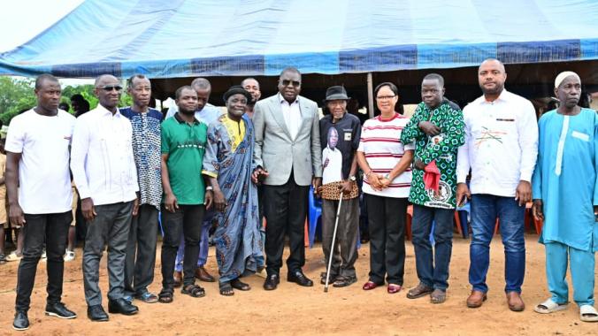 Le ministre Amédé Kouakou (au centre) a appelé les populations visitées à se mobiliser pour les législatives.