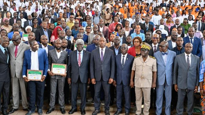 Le Premier ministre Mambé et le ministre Mamadou Touré (devant au centre) ont lancé le Pnsar 2026.