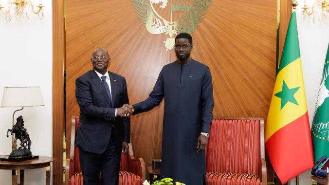 Tiémoko Meyliet Koné (à gauche) a porté le message d’Alassane Ouattara à son homologue sénégalais. 
