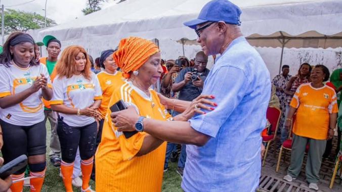 Amy Toungara (ici aux côtés du maire Amichia) a été très applaudie par les participantes au match de gala (Ph : DR)
